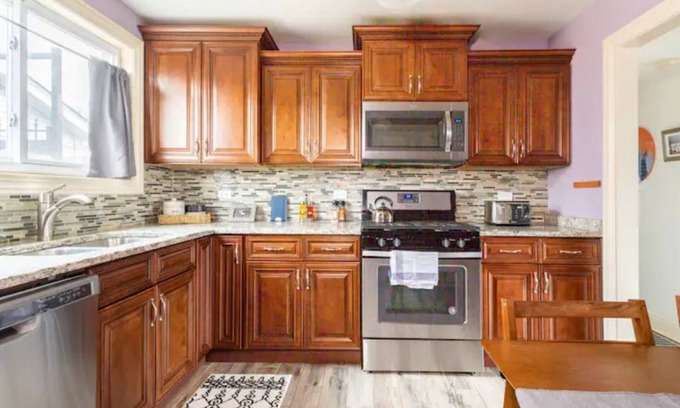 Ashburn House | Peaceful Family Home near Downtown, MDW, Free Park