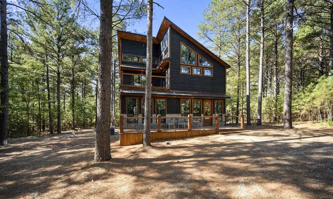 Pickens Cabin | Peaceful Family Retreat with Fido!