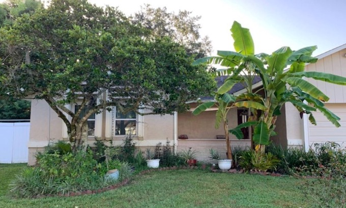 Longwood House | Peaceful family retreat-centrally located for attraction options!