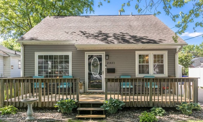Cedar Rapids House | Peaceful Farmhouse Style-Czech Village/Newbo Area