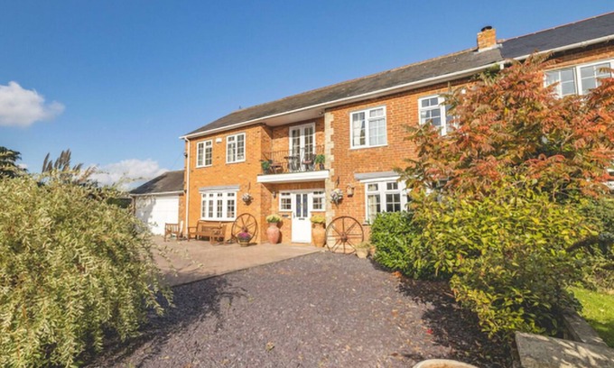 Warfield House | Peaceful gated retreat with a beautiful garden minutes from Ascot and Windsor.