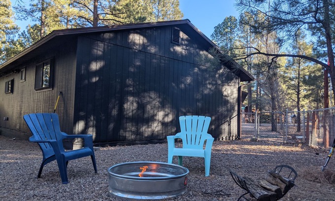 Torreon House | Peaceful Getaway In The Pines w/Screened Porch