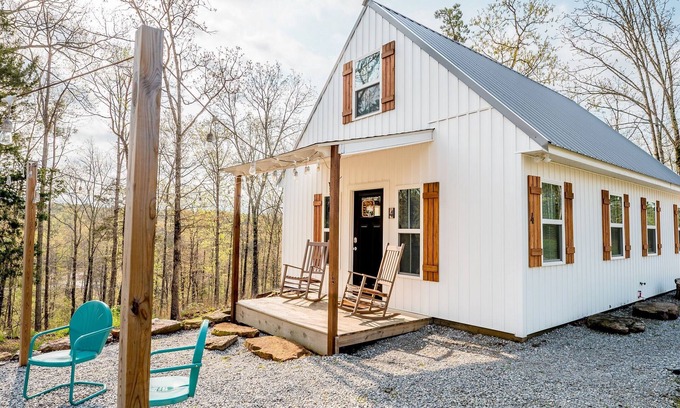 Edgemont Cottage | Peaceful Greers Ferry Getaway Cottage w/Fire Pit