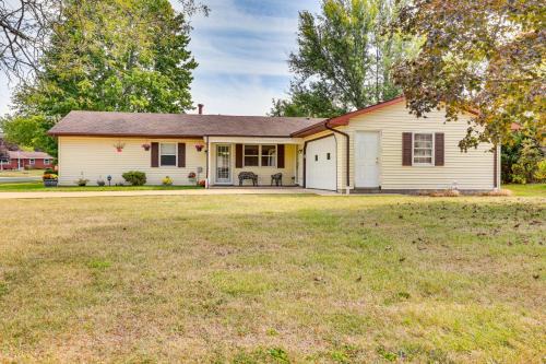Niles House | Peaceful Home Near Youngstown Fenced Backyard!