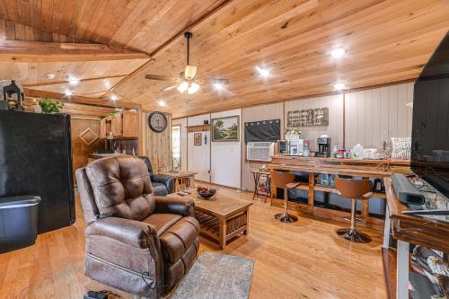 Oak Grove House | Peaceful Kentucky Countryside Cabin with Porch