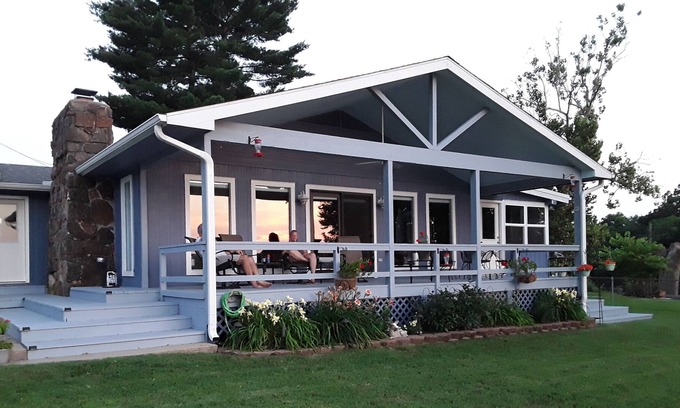 Grove House | Peaceful lake home with beautiful sunset views
