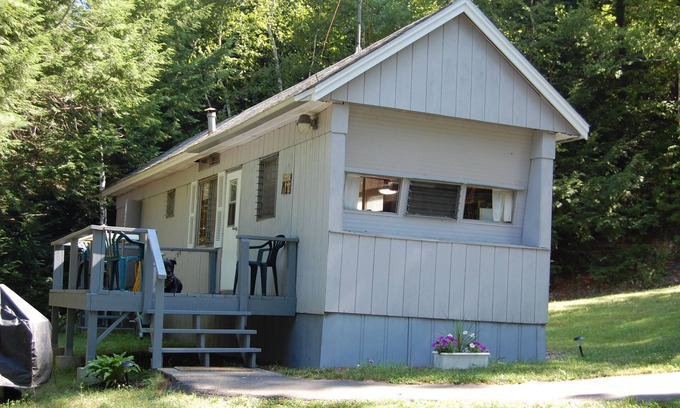 Sidney House | Peaceful Lakefront Cabin at Woodslands on the Lake with Shared Beachfront