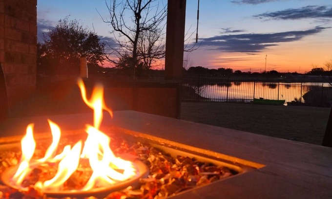 Lytle House | Peaceful Lakeside Gem near San Antonio