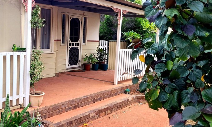South Carnarvon House | Peaceful location close to the Ocean. Short walk to restaurants, shops, bars