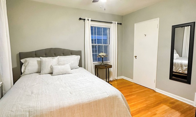 Lexington Apartment | Peaceful Location in walking distance to the University & Hospitals