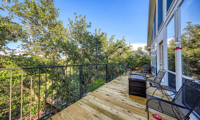 Oatmeal House | Peaceful, modern home close to Lago Vista with large deck & balcony