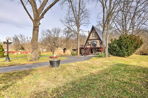 Mount Sterling House | Peaceful Mt Sterling Cabin Deck and Fire Pit!