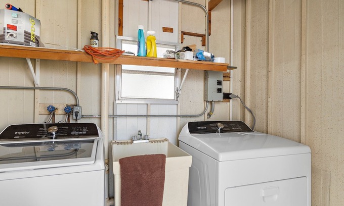 Laurel House | Peaceful Nokomis Retreat | 5 Mins to Beach | Ideal for 55+