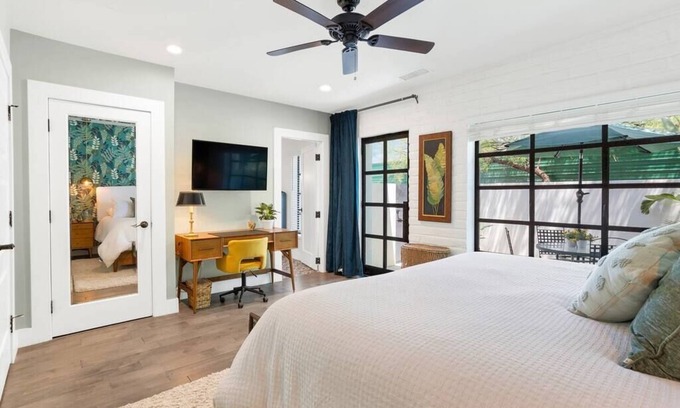 West University Apartment | Peaceful one bedroom king suite w/full kitchen