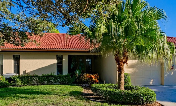 Sarasota Apartment | Peaceful Pinecone