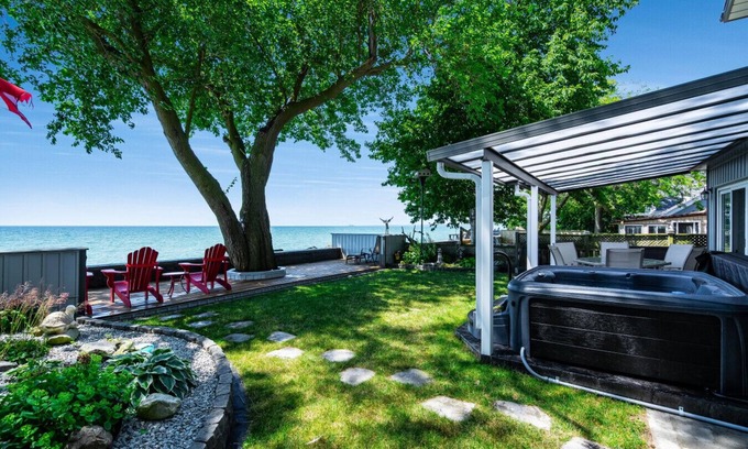 Leamington Cottage | Peaceful Point Lake House with Hot tub