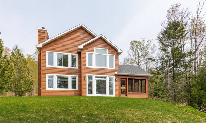 Rawdon House | Peaceful-private lakeside house