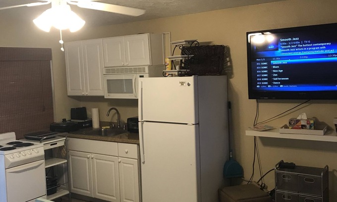 South Pinellas Community Council Apartment | Peaceful private entry studio 2-2.5 mi to many beaches/VA/trail/shops/restaurant
