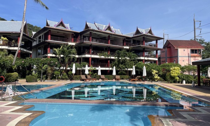 Patong Apartment | Peaceful retreat at Kalim Bay - pool, bar, garden