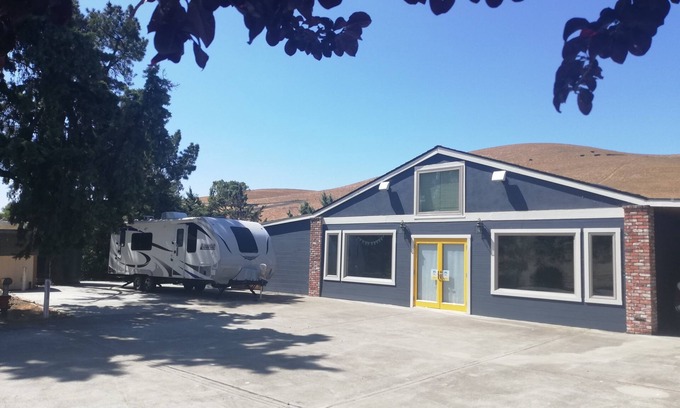 Livermore House | Peaceful Retreat in modern camper w/Panoramic View