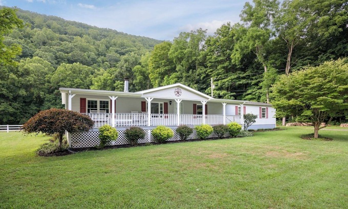 Glace House | Peaceful Retreat on Potts Creek. Pet Friendly!
