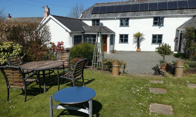 Rosevine Cottage | Peaceful Rural Location Set Within 5 Acres Of Pasture and Woodland, pet friendly