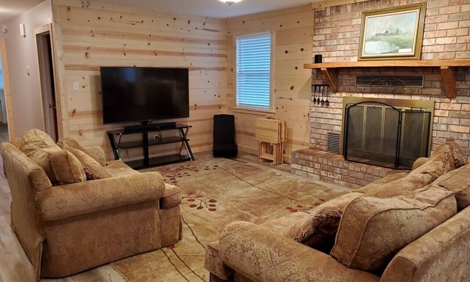 Elberta House | Peaceful Scenic Pond & Home Close to Beach/Sports/Entertainment