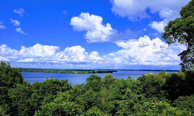 Prince Edward Cottage | Peaceful Skies Lakehouse - 4BDRM Vacation Home over-looking Lake Ontario