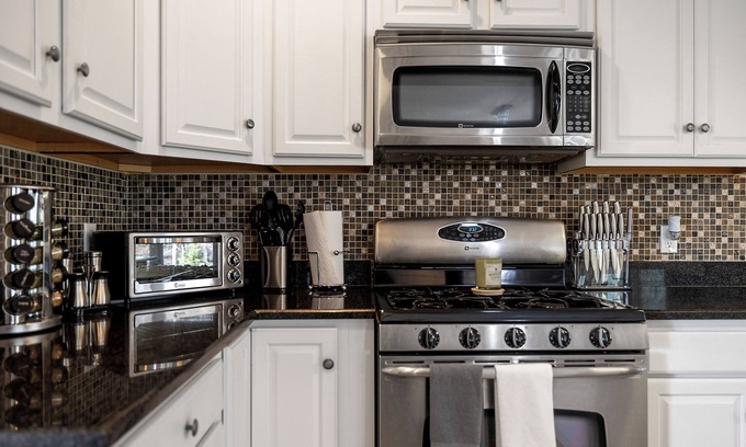 Monroe House | Peaceful & Spacious 5-bedroom home with pool
