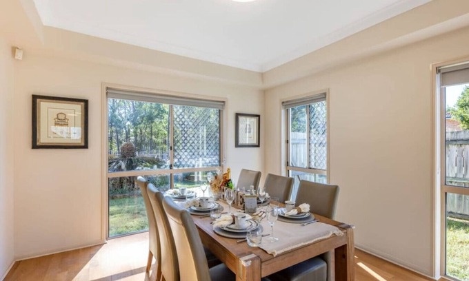 Robertson House | Peaceful Suburban Family Home Easy Access to City