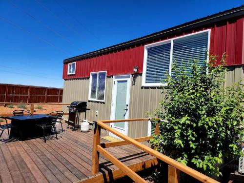 Apple Valley House | Peaceful Tiny Home with private deck-fire pit-bbq