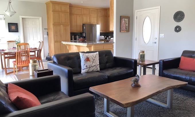 Paso Robles House | Peaceful Vineyard Escape, 2 Master Suites, Stunning Views & Authentic Pizza Oven