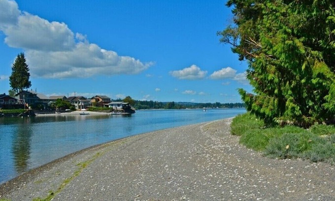 West Hills Apartment | PEACEFUL WATERFRONT RETREAT 30-MINUTE FERRY RIDE FROM SEATTLE!