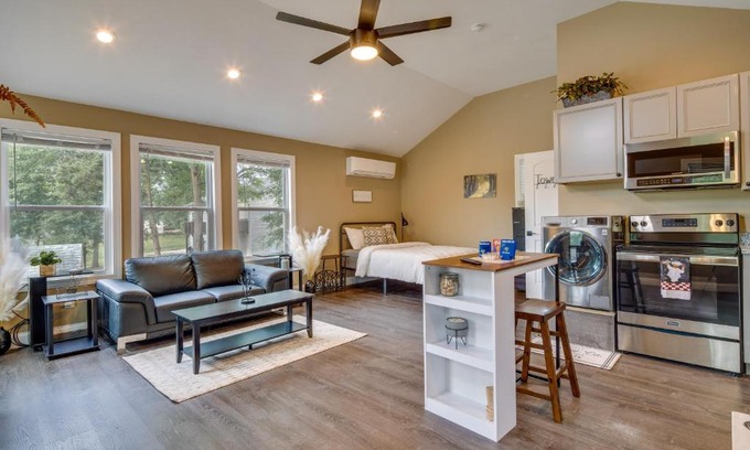 Simpsonville Apartment | Peaceful Waterfront Studio 16 Mi to Greenville!