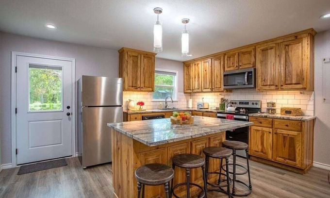 Wood County Cottage | Peaceful well appointed large two bedroom country cottage