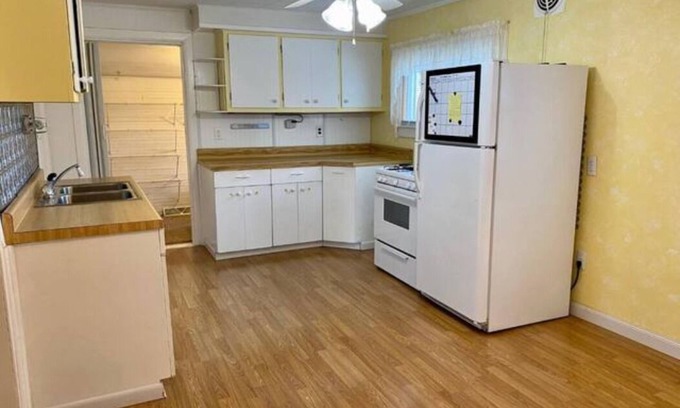 Robertsdale House | Peaceful Whiting Full Home Near Lakes, Parks, Chicago, and Hammond