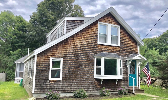 Peaks Island Cottage | Peaks Island Peak-A-Blue Cottage sleeps 8