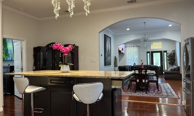 Midtown House | Pearl-Brewery Woodlawn Main-house 5 min From Downtown