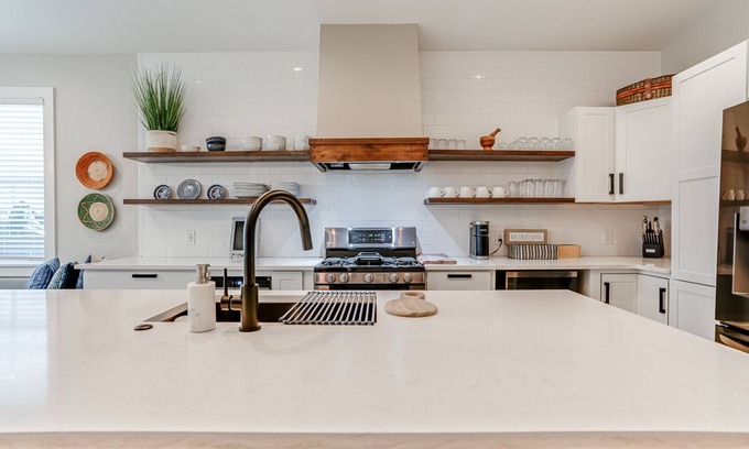 Tobin Hill House | Pearl Cottage and Townhouse Loft Combined. Sleeps 17 near River & Pearl District