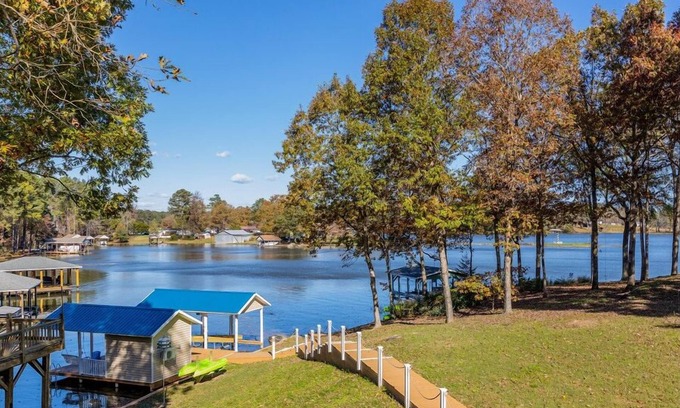 Henrico House | Pearl of the Lake on Lake Gaston! Quiet cove with beauitful views