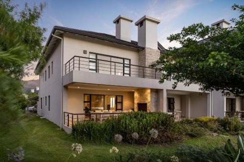 Simondium Villa | Pearl Valley family golf lodge on nature lake with mountain views