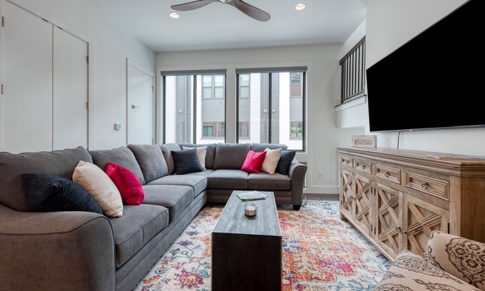 Tobin Hill House | Pearl Vista | 3 Bed, 3.5 Bath