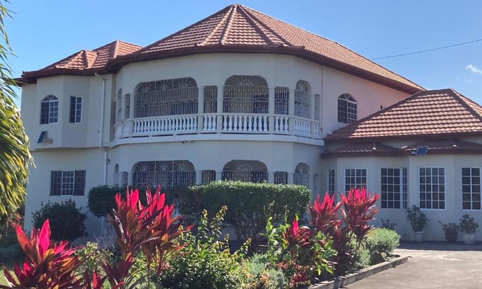 Runaway Bay Bed & Breakfast | Pearlie Place