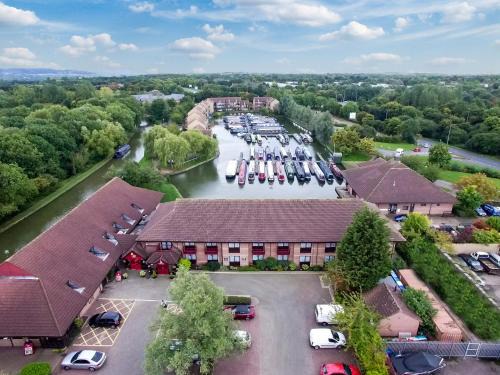 Milton Keynes Cabin | Peartree Lodge Waterside