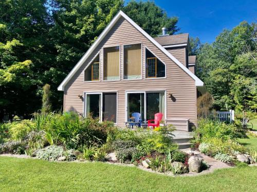 Suttons Bay House | Peek of the Bay