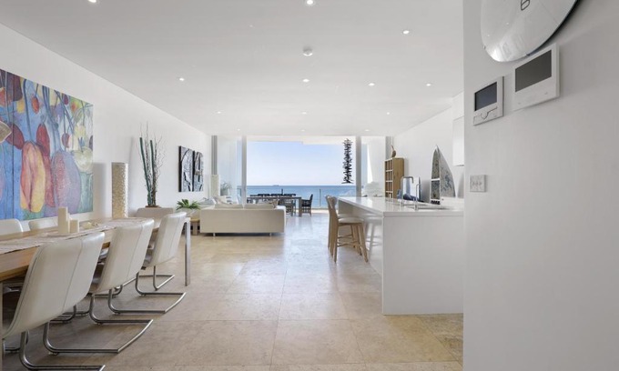 The Entrance North Apartment | Pelican Penthouse