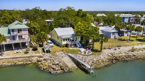 Cedar Key House | Pelican Place - Waterfront launch and fire pit