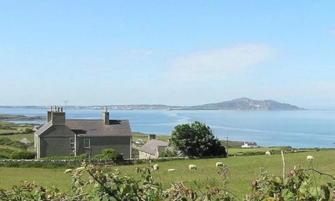 Cylch-Y-Garn Cottage | Pen y Graig - Back Wing, Church Bay, sea views, 500m to beach.