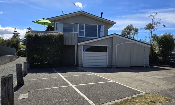 Rainbow Point House | Pencarrow Lodge - Classic Kiwi Bach, close to Lake