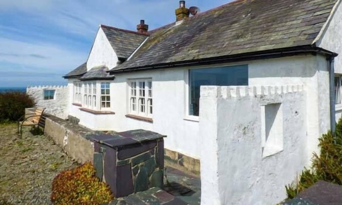 Cylch-Y-Garn House | PENFOR, pet friendly, character holiday cottage in Church Bay